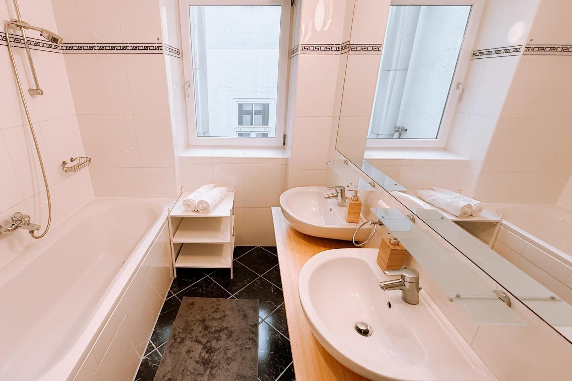 90Qm, 3 Bedrooms, Near Schoenbrunn, Balcony - Axara Housing Wenen Buitenkant foto